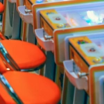 Современные игровые автоматы 2025 года с сенсорными экранами высокого разрешения